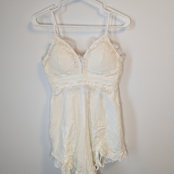 SHOWPO/SELFIE LESLIE | White Lace Sheba Ruched V-Neck Romper Size M NWOT - Picture 2 of 4